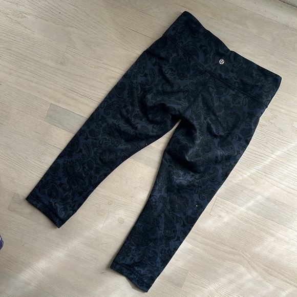Lululemon navy black paisley wunder under cropped leggings size 6 lightly worn - Picture 4 of 5